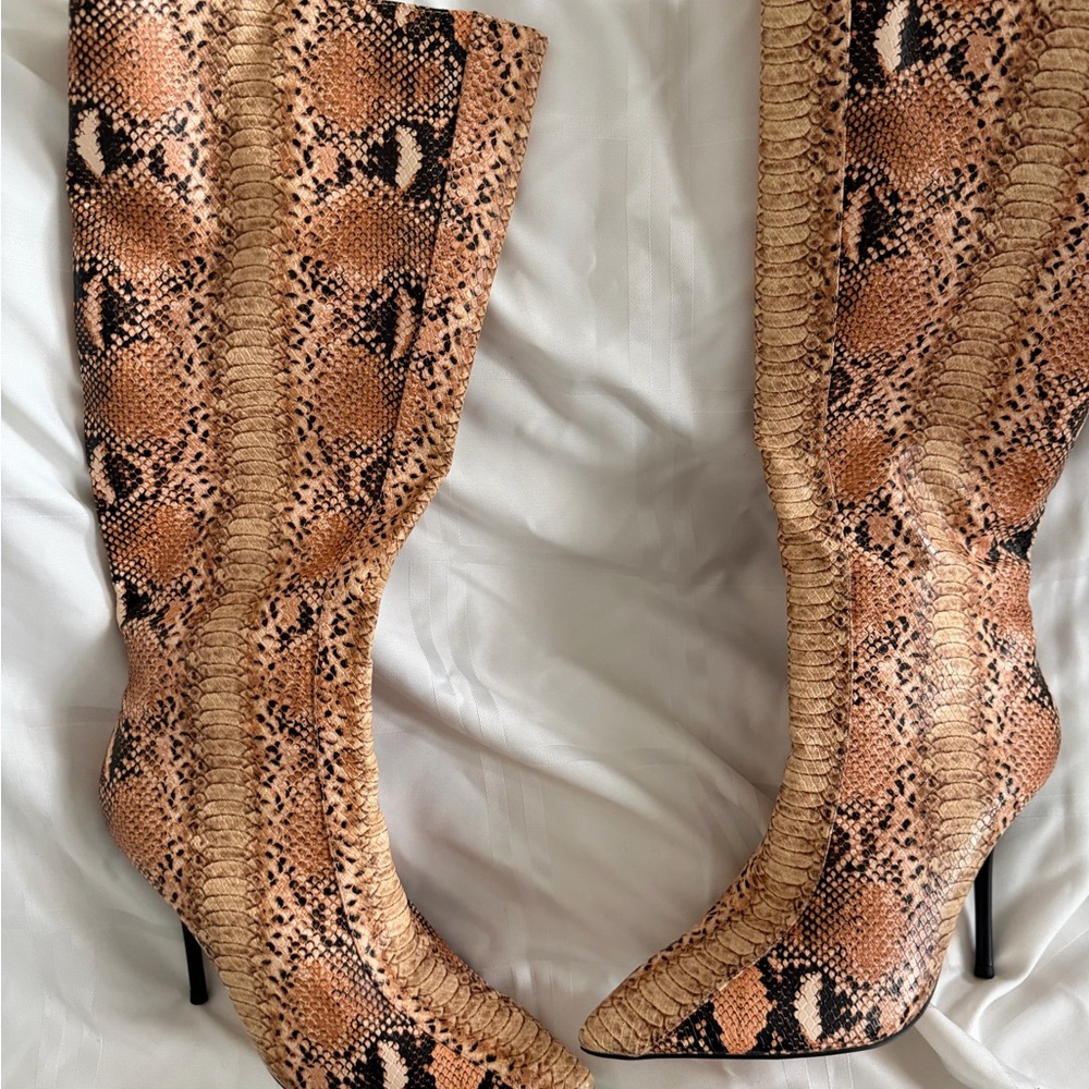 Chic Snakeskin Patterned Heeled Boots